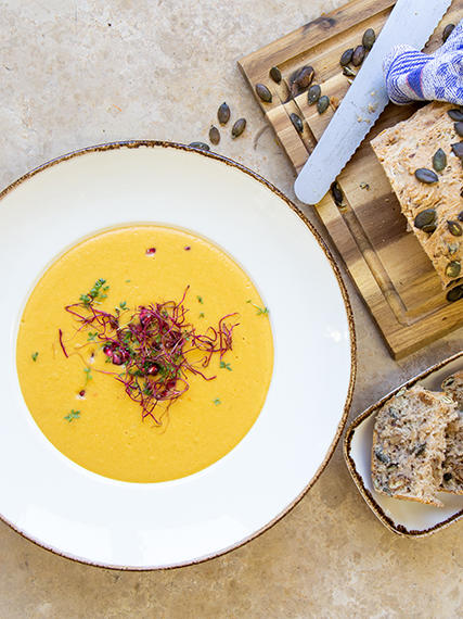 Rote Linsen Suppe mit Kürbiskernbrot