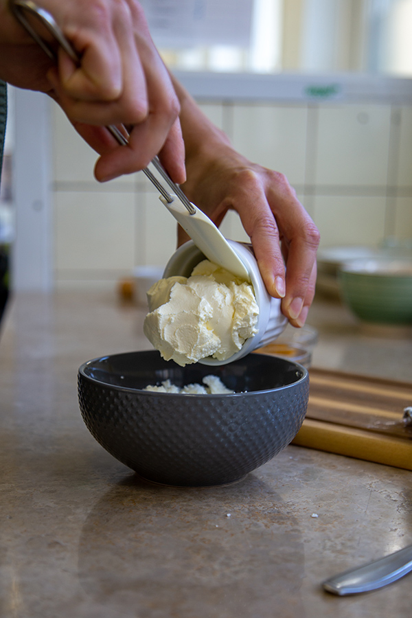 Frischkäse in Schüssel geben