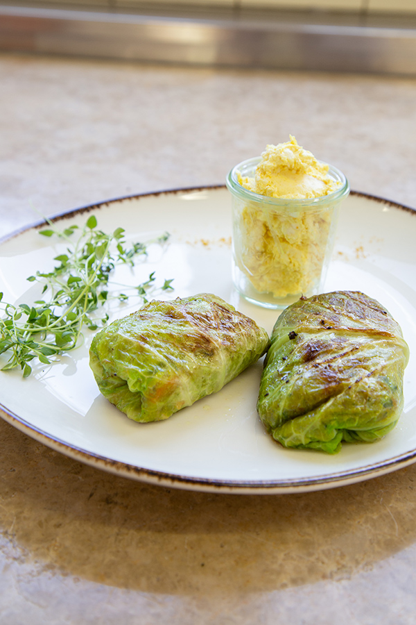 Kurkuma-Dip mit Kohlrouladen
