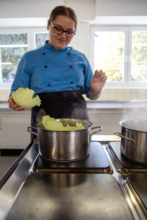 Auszubildende kocht Wirsing